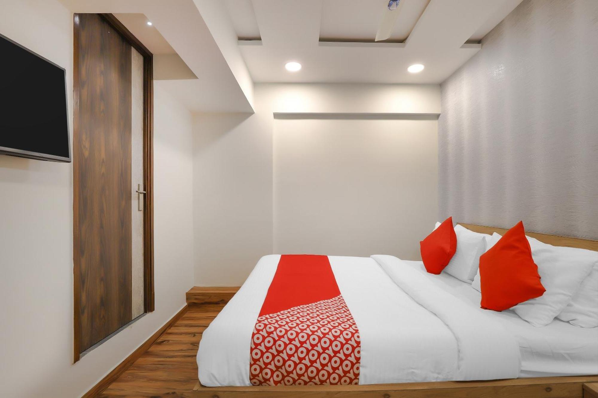 Oyo Hotel Shree Niwas Ahmedabad Exterior foto