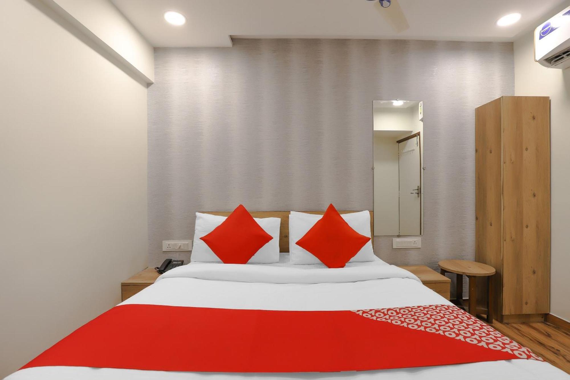 Oyo Hotel Shree Niwas Ahmedabad Exterior foto
