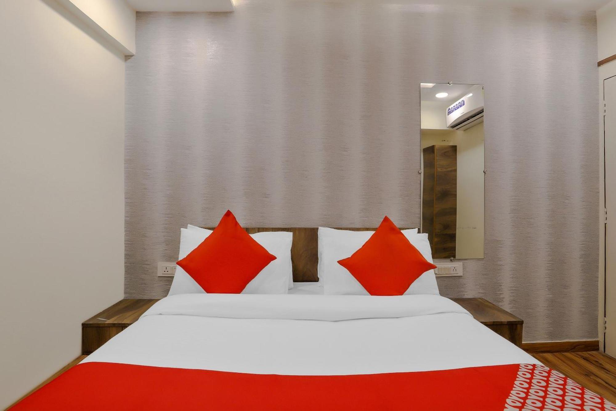 Oyo Hotel Shree Niwas Ahmedabad Exterior foto