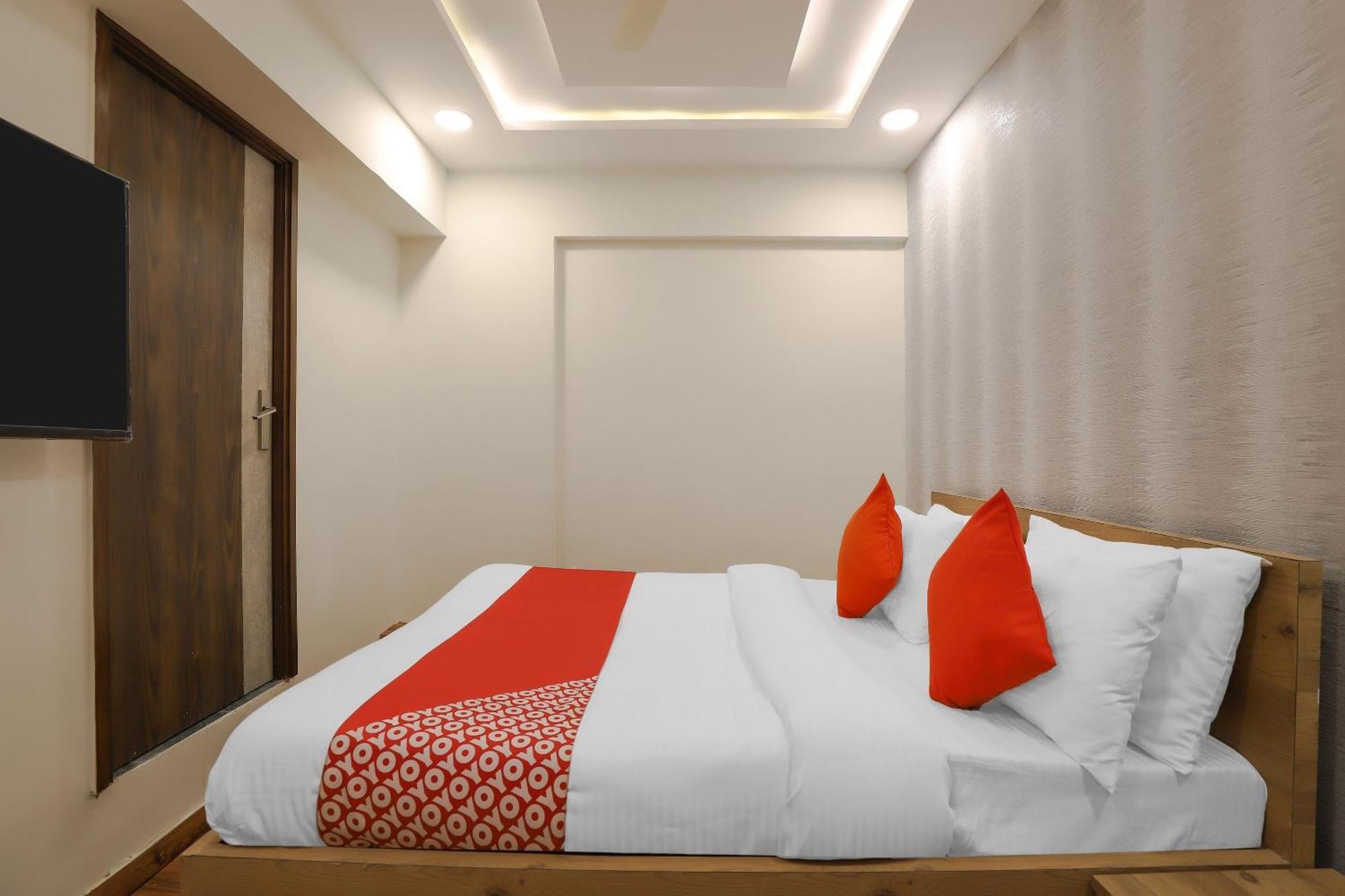 Oyo Hotel Shree Niwas Ahmedabad Exterior foto