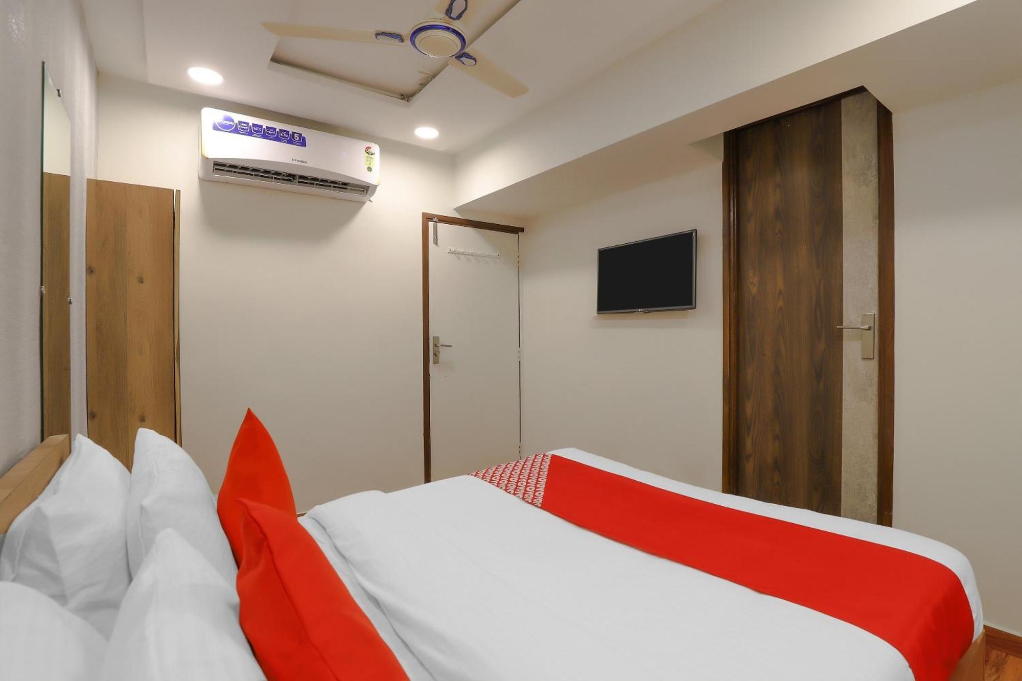 Oyo Hotel Shree Niwas Ahmedabad Exterior foto