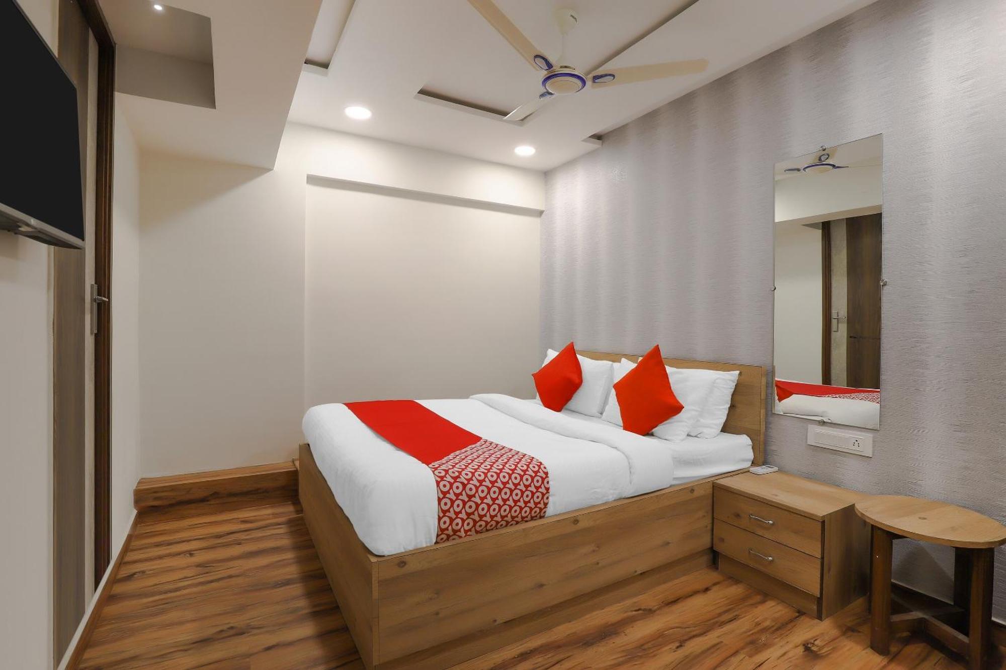 Oyo Hotel Shree Niwas Ahmedabad Exterior foto